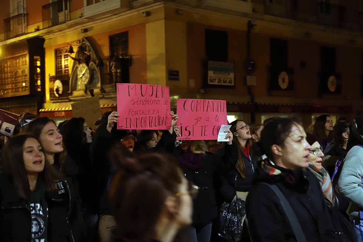 Cientos de personas se han manifestado por las calles de la capital burgalesa para visibilizar esta lacra social frente a las voces negacionistas, mostrar el apoyo a todas las compañeras que la sufren y la rabia contra los que la ejercen. 