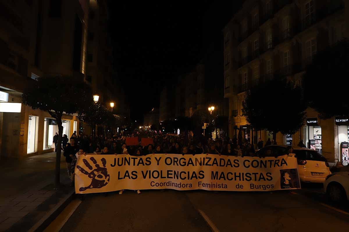 Cientos de personas se han manifestado por las calles de la capital burgalesa para visibilizar esta lacra social frente a las voces negacionistas, mostrar el apoyo a todas las compañeras que la sufren y la rabia contra los que la ejercen. 