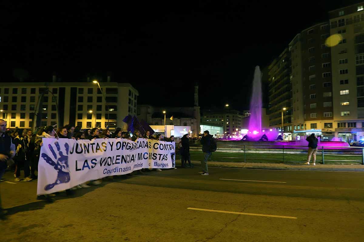 Cientos de personas se han manifestado por las calles de la capital burgalesa para visibilizar esta lacra social frente a las voces negacionistas, mostrar el apoyo a todas las compañeras que la sufren y la rabia contra los que la ejercen. 