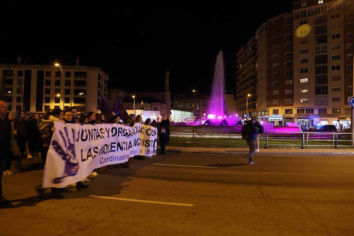 Cientos de personas se han manifestado por las calles de la capital burgalesa para visibilizar esta lacra social frente a las voces negacionistas, mostrar el apoyo a todas las compañeras que la sufren y la rabia contra los que la ejercen. 