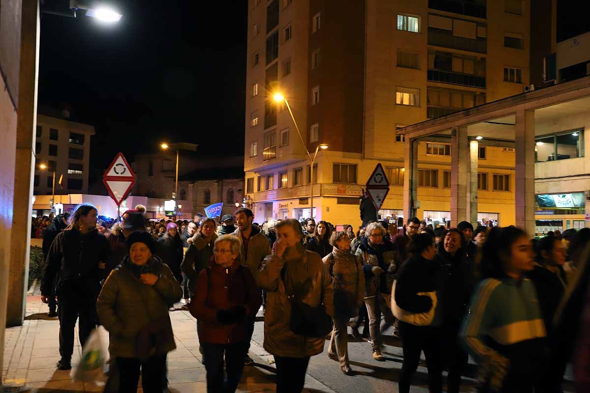 Cientos de personas se han manifestado por las calles de la capital burgalesa para visibilizar esta lacra social frente a las voces negacionistas, mostrar el apoyo a todas las compañeras que la sufren y la rabia contra los que la ejercen. 