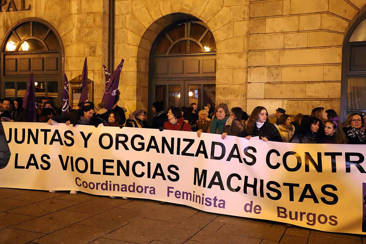 Cientos de personas se han manifestado por las calles de la capital burgalesa para visibilizar esta lacra social frente a las voces negacionistas, mostrar el apoyo a todas las compañeras que la sufren y la rabia contra los que la ejercen. 