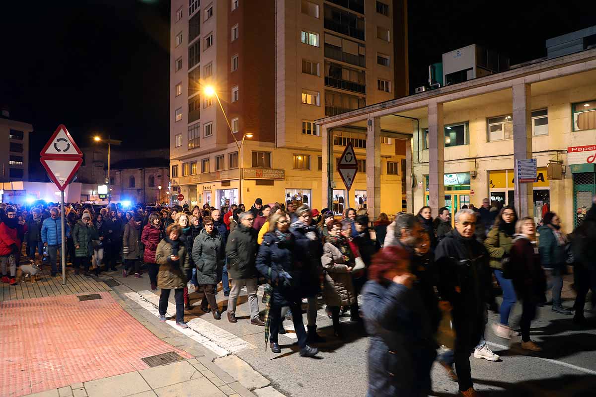 Cientos de personas se han manifestado por las calles de la capital burgalesa para visibilizar esta lacra social frente a las voces negacionistas, mostrar el apoyo a todas las compañeras que la sufren y la rabia contra los que la ejercen. 