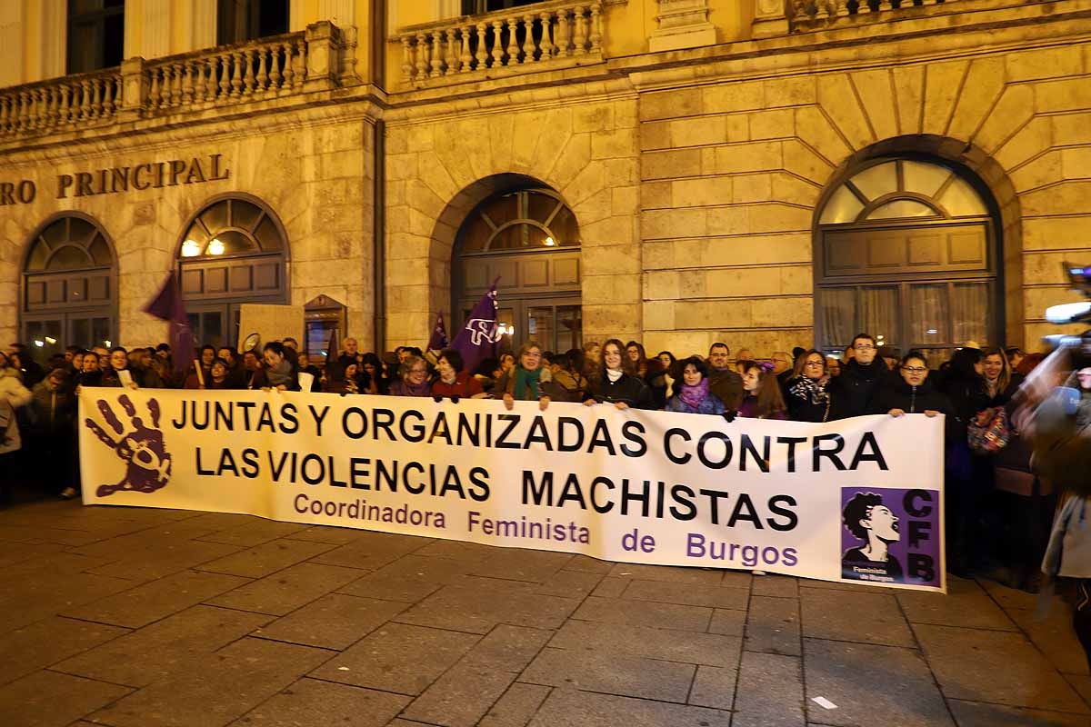 Cientos de personas se han manifestado por las calles de la capital burgalesa para visibilizar esta lacra social frente a las voces negacionistas, mostrar el apoyo a todas las compañeras que la sufren y la rabia contra los que la ejercen. 