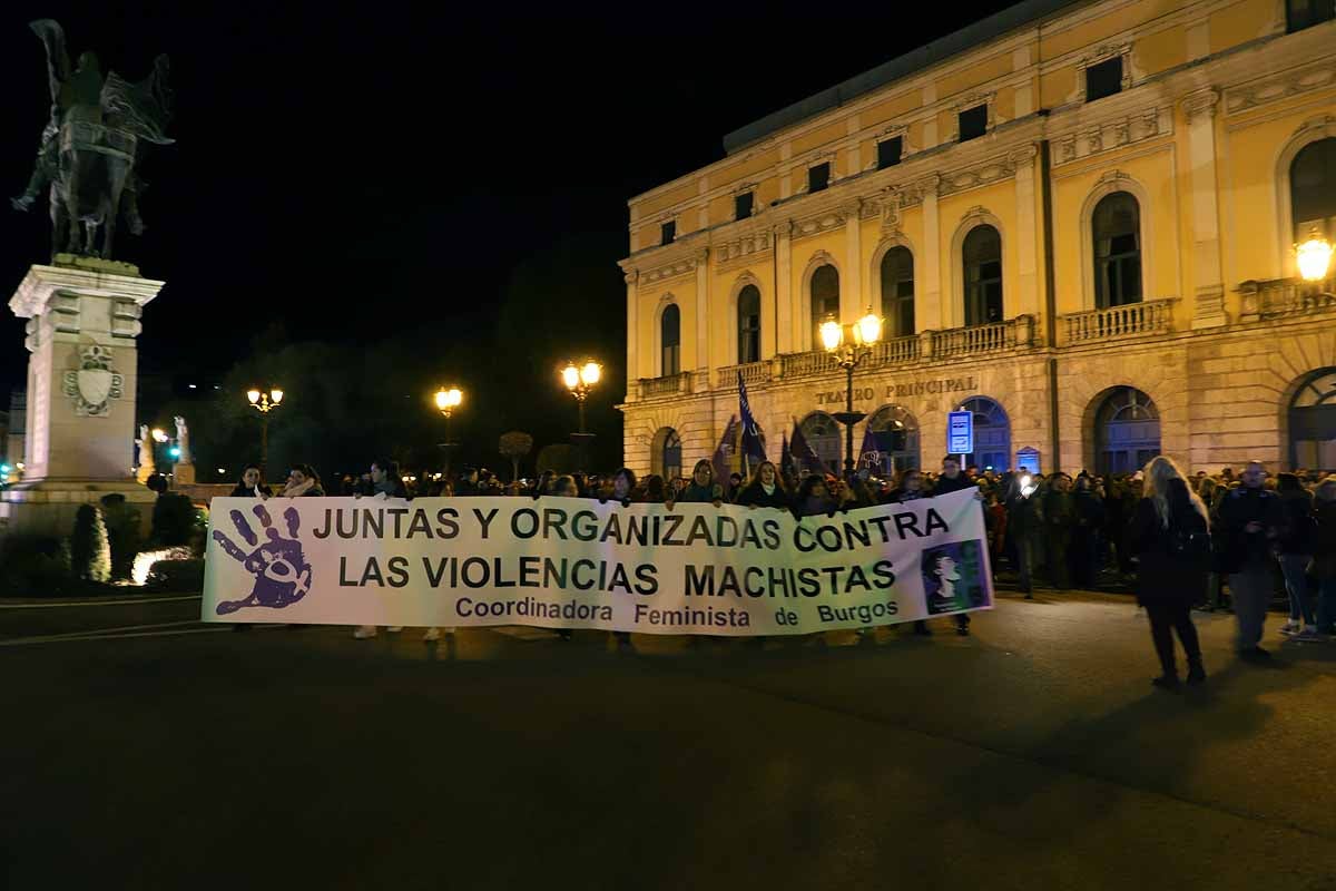 Cientos de personas se han manifestado por las calles de la capital burgalesa para visibilizar esta lacra social frente a las voces negacionistas, mostrar el apoyo a todas las compañeras que la sufren y la rabia contra los que la ejercen. 