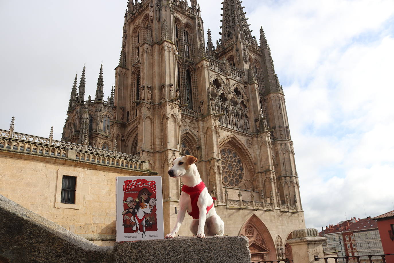 El can, junto con su dueño, Pablo Muñoz, promociona su último cómic, ambientado en Burgos.