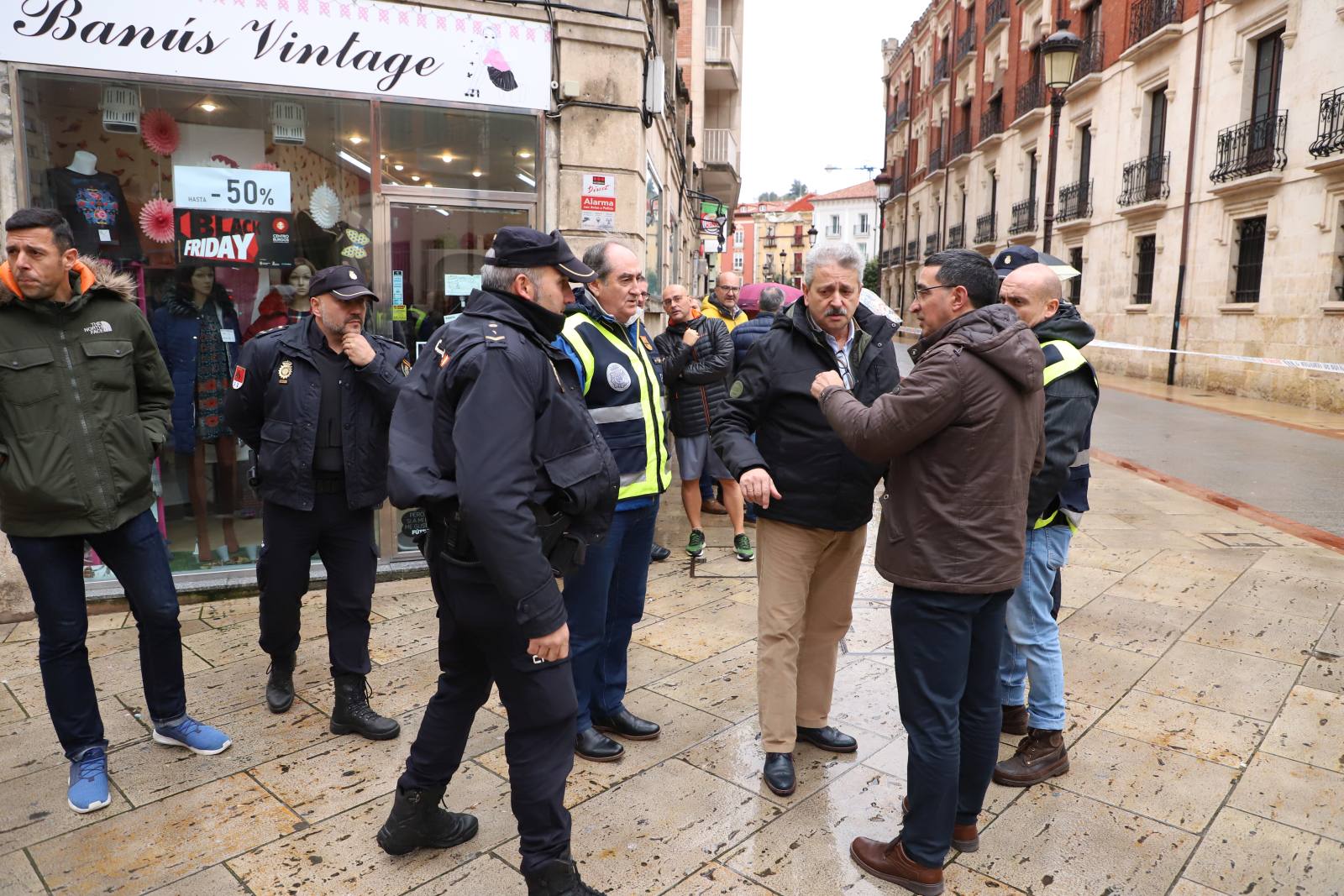 Los agentes de la Policía Nacional han acordonado la zona. 