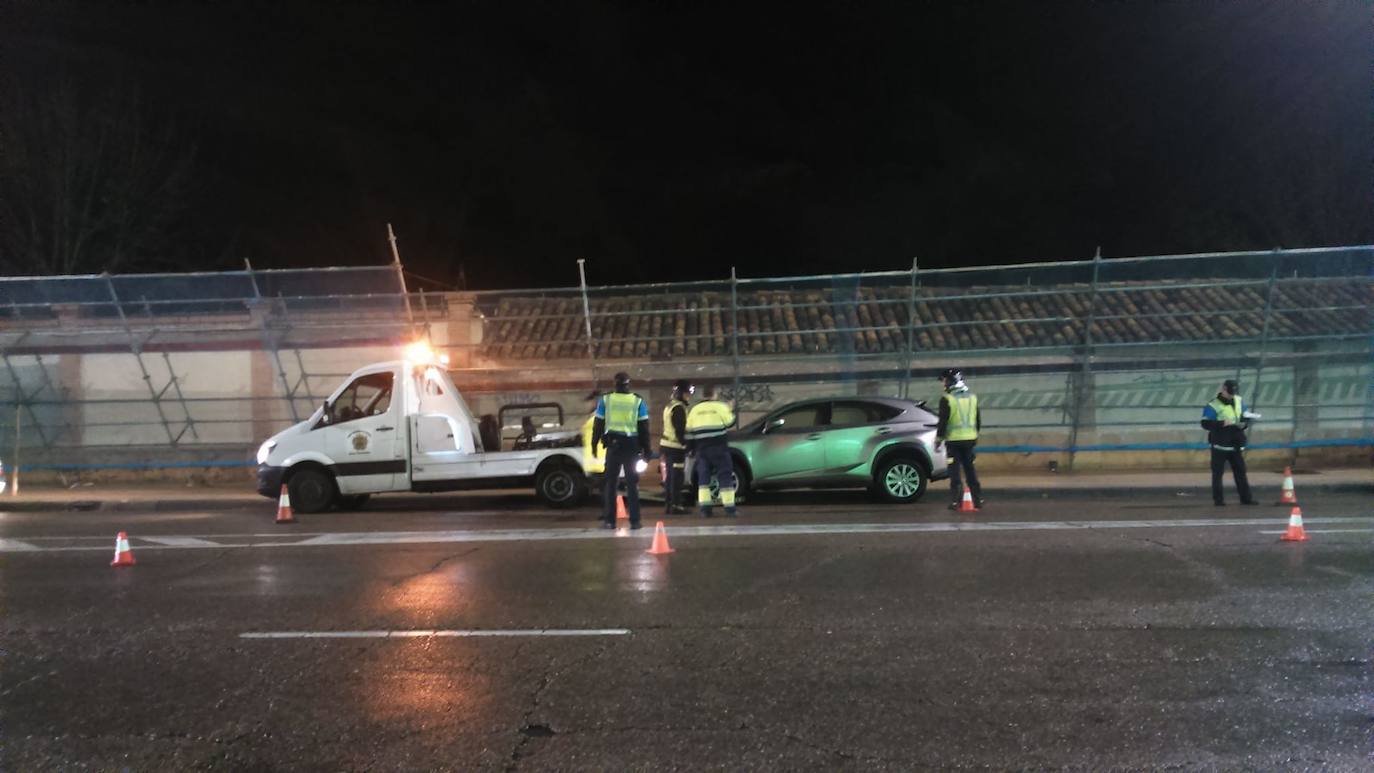 Una farola ha evitado que el andamio cayera sobre los vehículos estacionados en la calle. 
