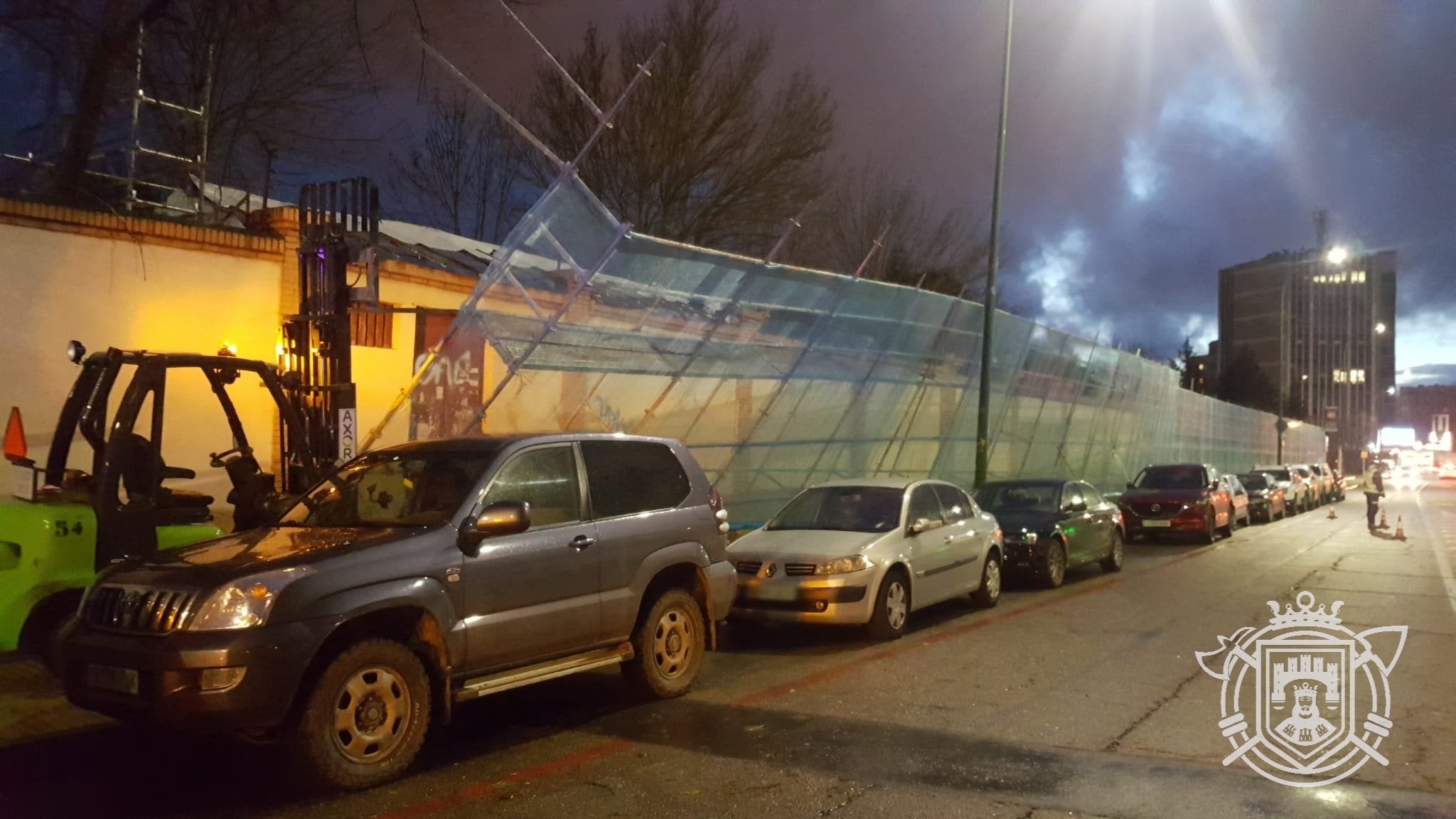 Una farola ha evitado que el andamio cayera sobre los vehículos estacionados en la calle. 