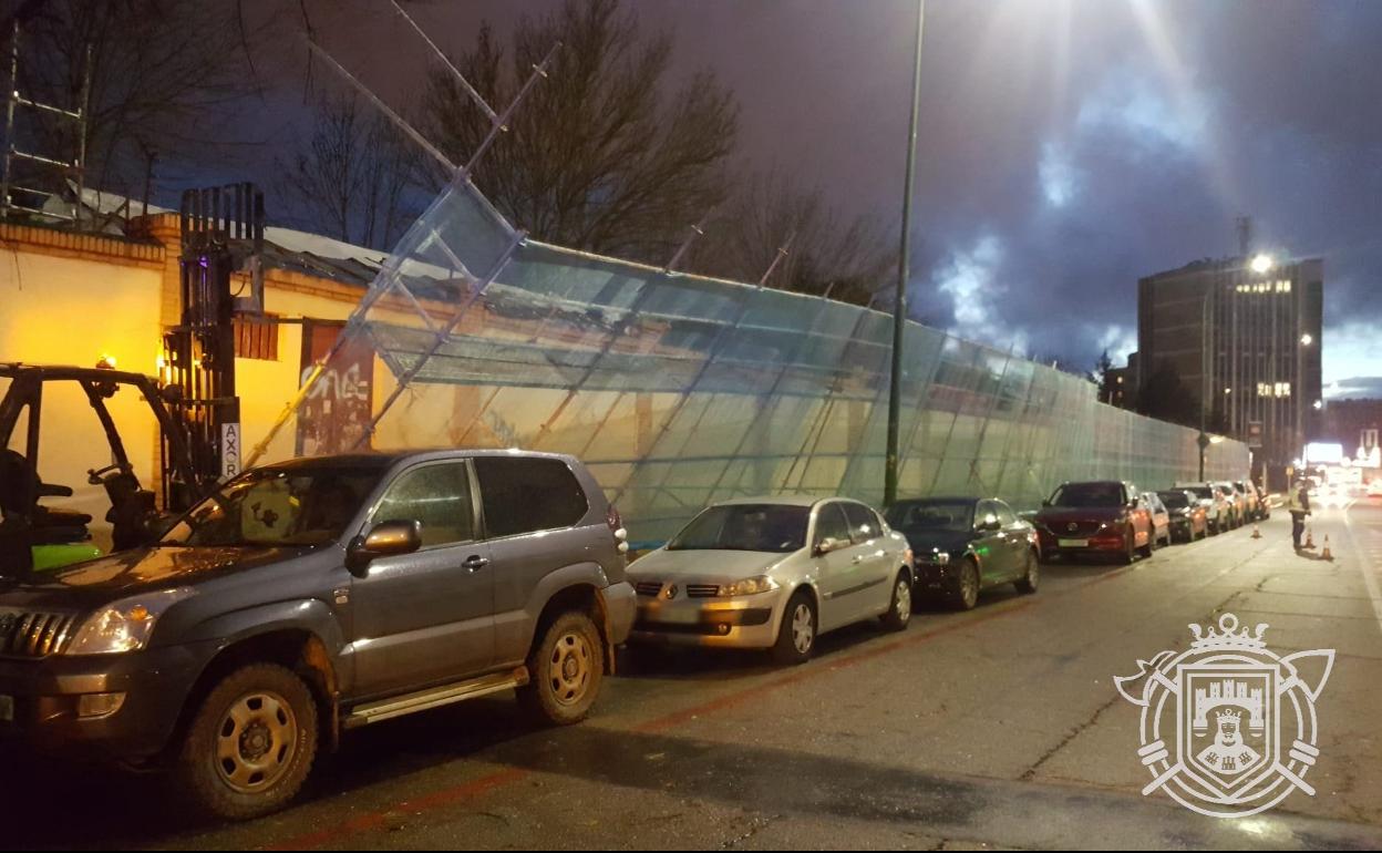 La farola ha evitado que el andamio cayera sobre los vehículos