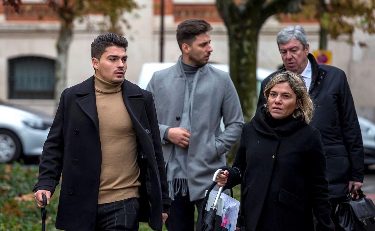 Raúl Calvo (i) y Victor Rodríguez (c), dos de los acusados, acompañados por sus abogados, momentos antes de entrar este martes en la Audiencia Provincial de Burgos. 