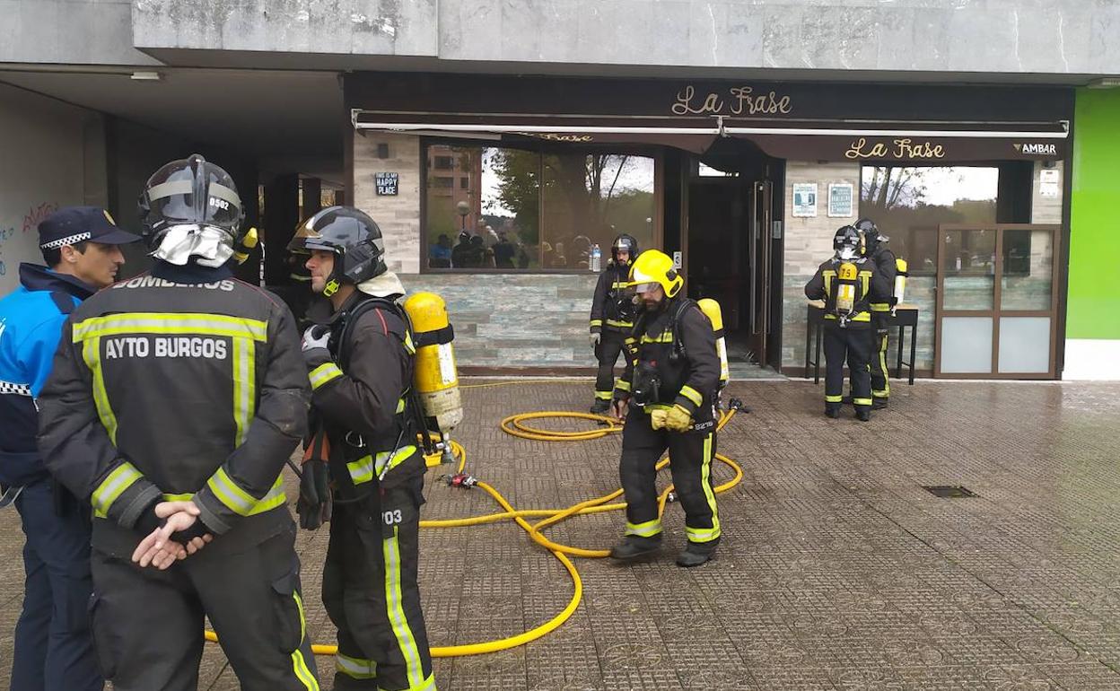 Dotacions de bomberos trabajando en el bar La Frase tras el incendio. 