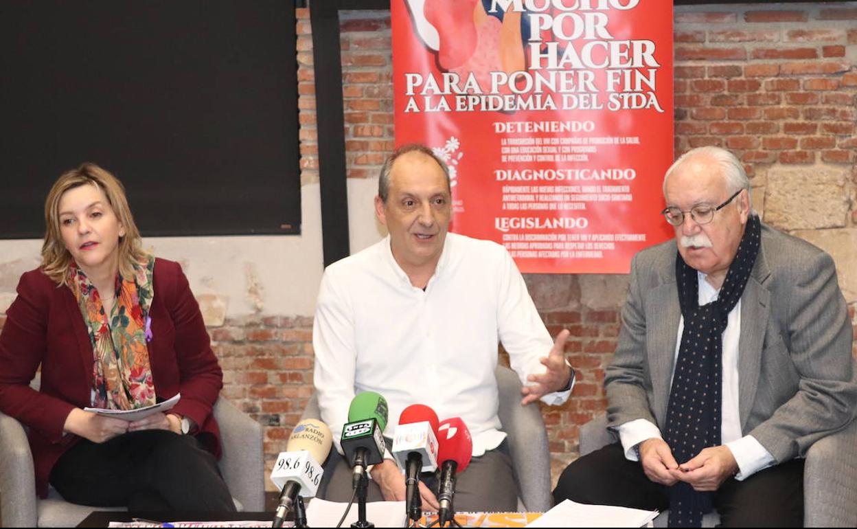 Sonia Rodríguez, José Antonio Noguero y Juan Francisco Lorenzo González, en la presentación del día Internacional de la lucha contra el Sida. 