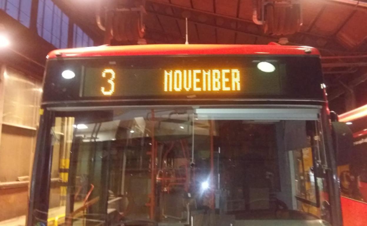 Bus con el mensaje 'November' 