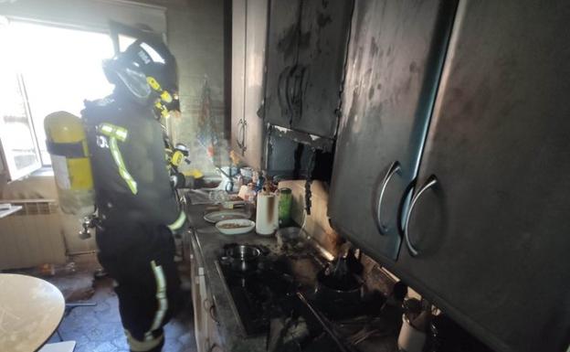 Imagen de una de las últimas actuaciones de los bomberos en el interior de una vivienda. 