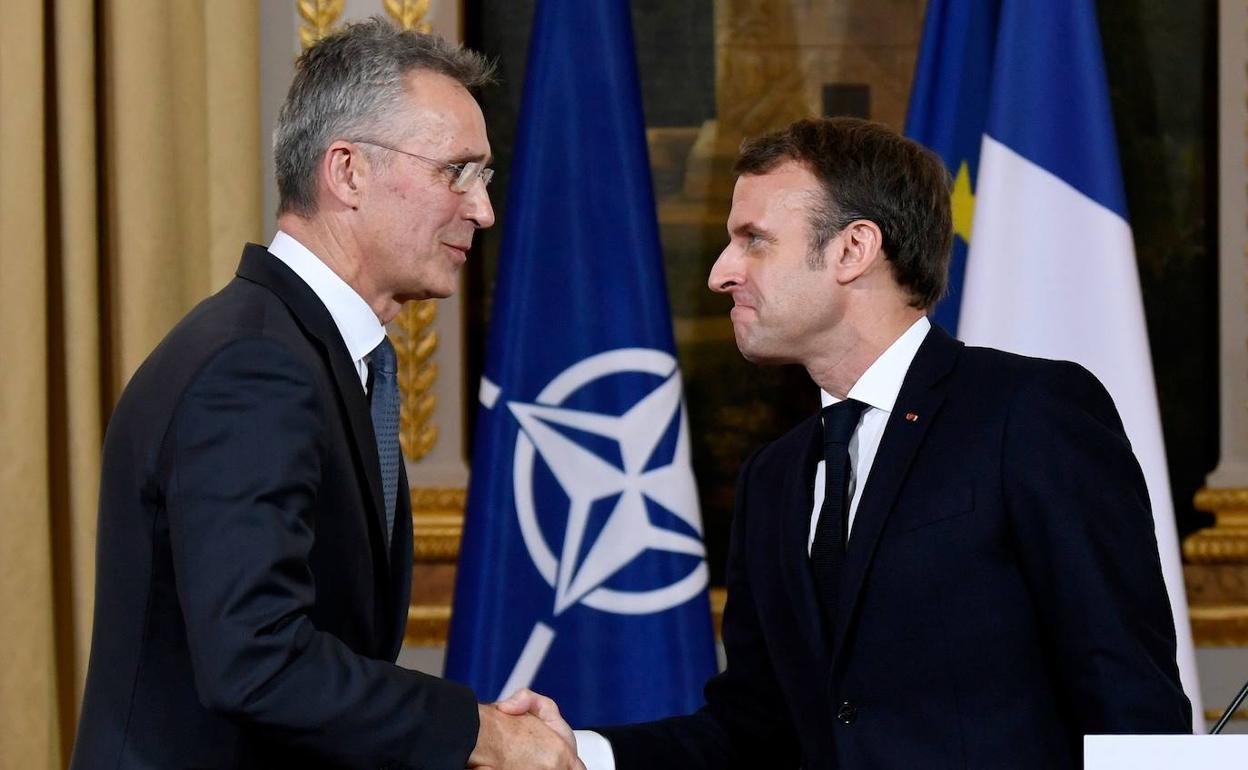 Jens Stoltenberg y Emmanuel Macron, en París.