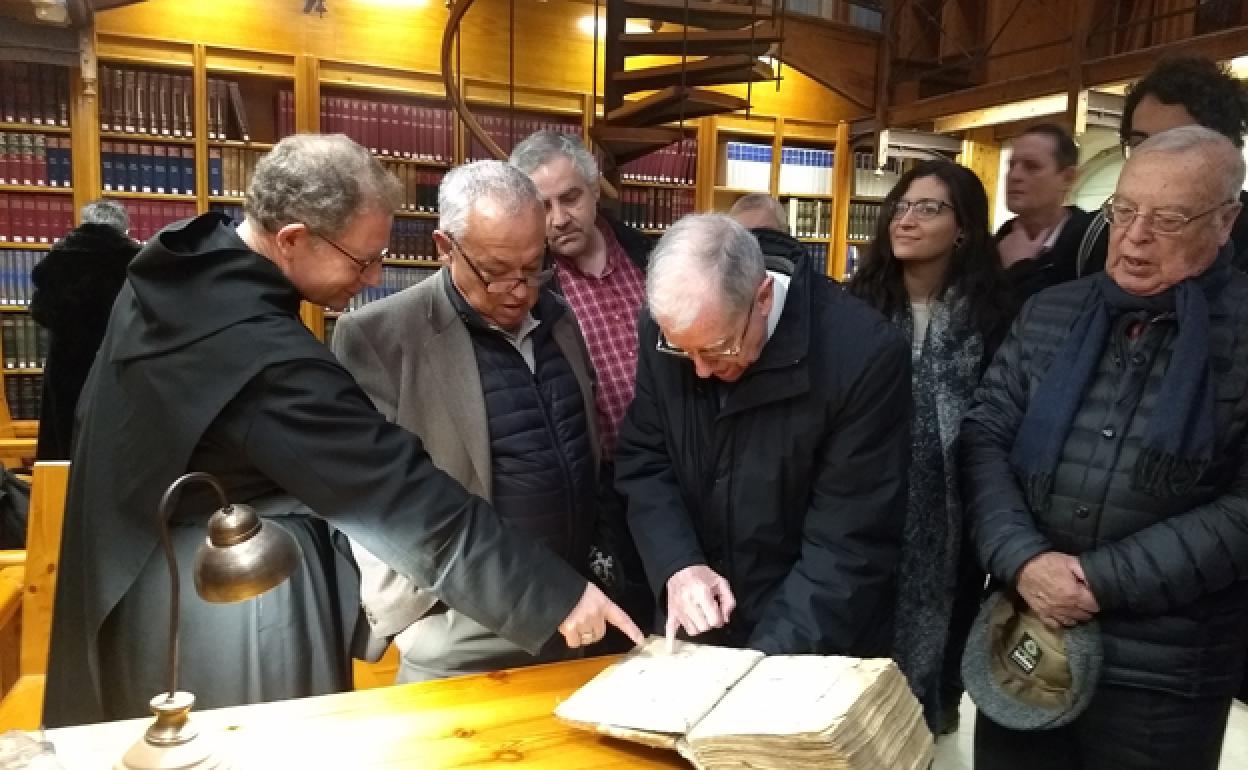 El abad mostró a los congresistas algunos libros de gran importancia documental. 