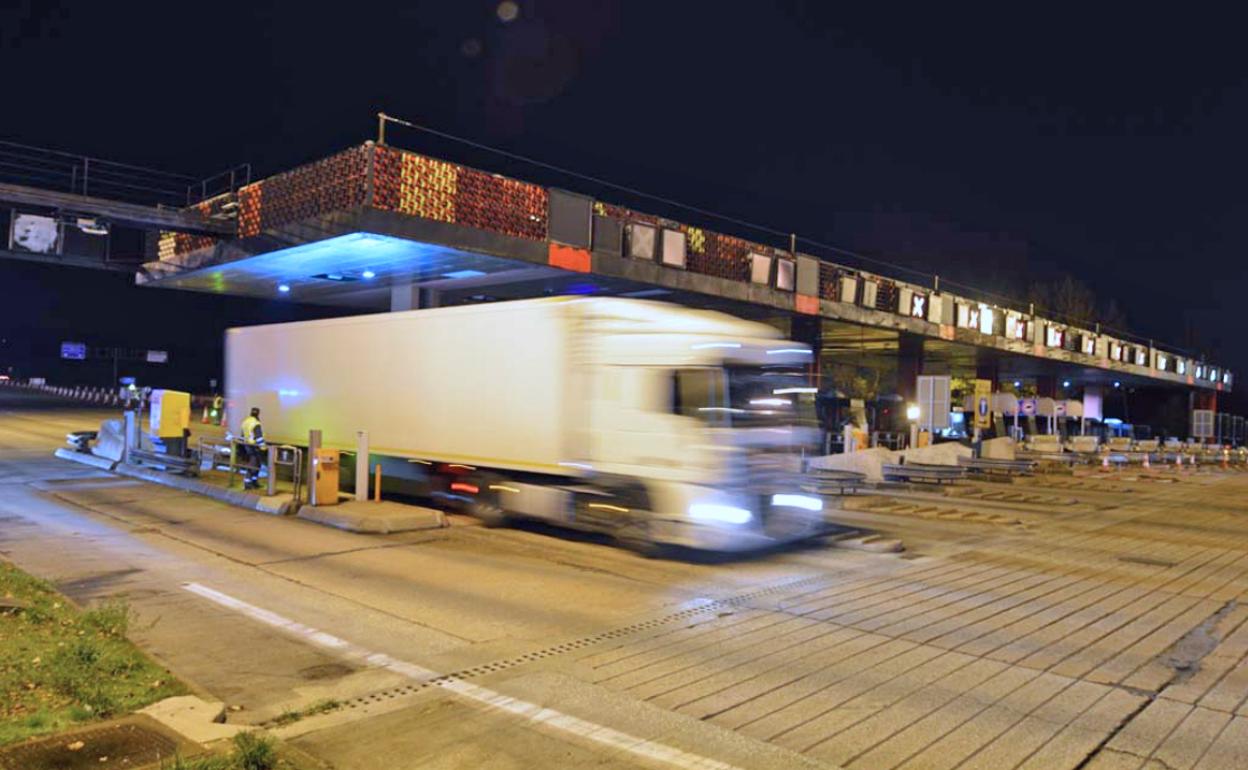 Uno de los primeros tráilers que circularon por una A-1 libre de peaje