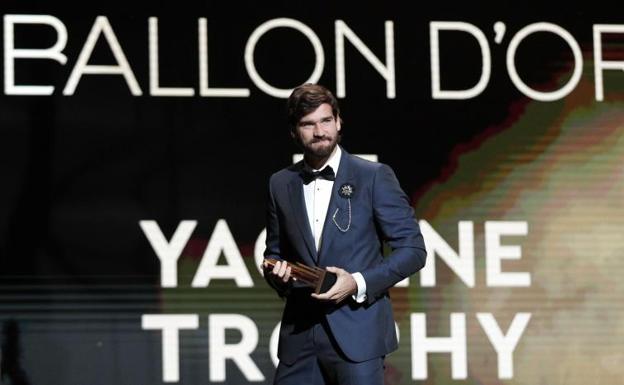 Alisson Becker, tras recoger el trofeo Yashin. 