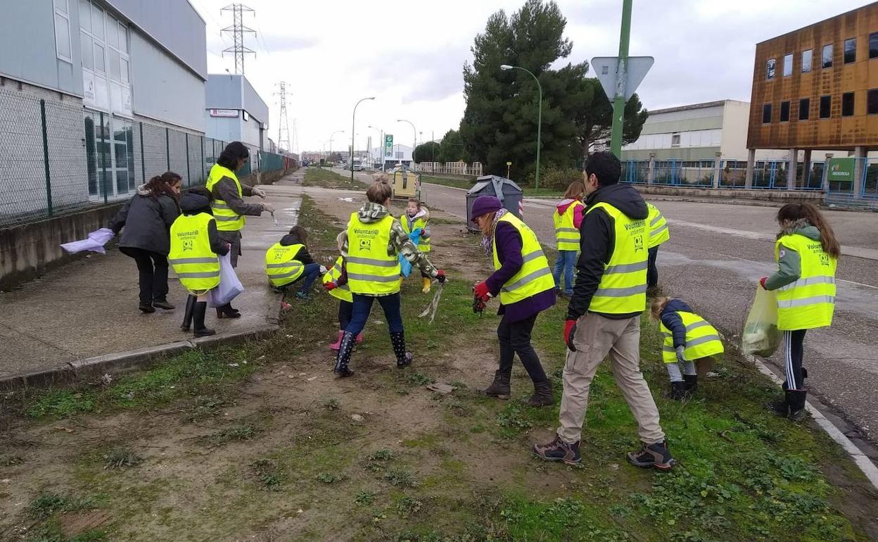 La jornada de voluntariado ambiental del polígono Burgos Este congrega a cerca de 140 personas