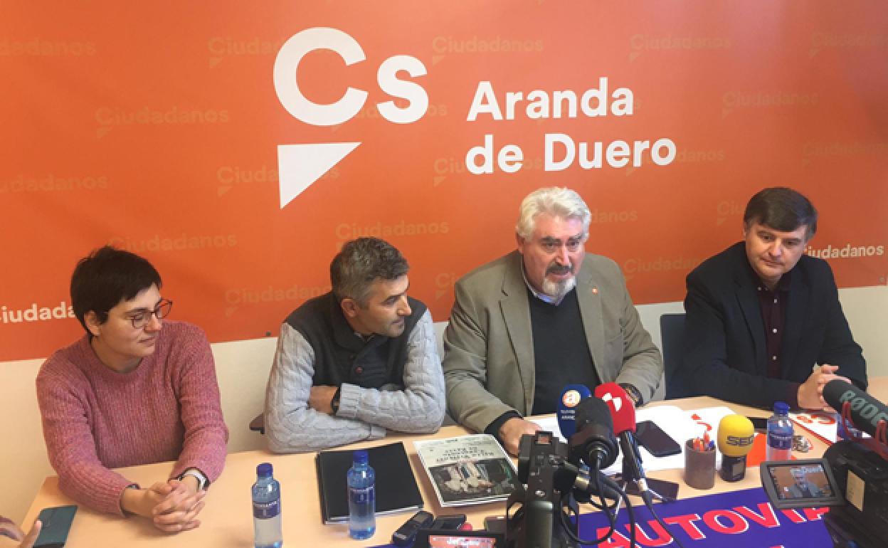 Delgado, segundo por la derecha, durante la rueda de prensa. 