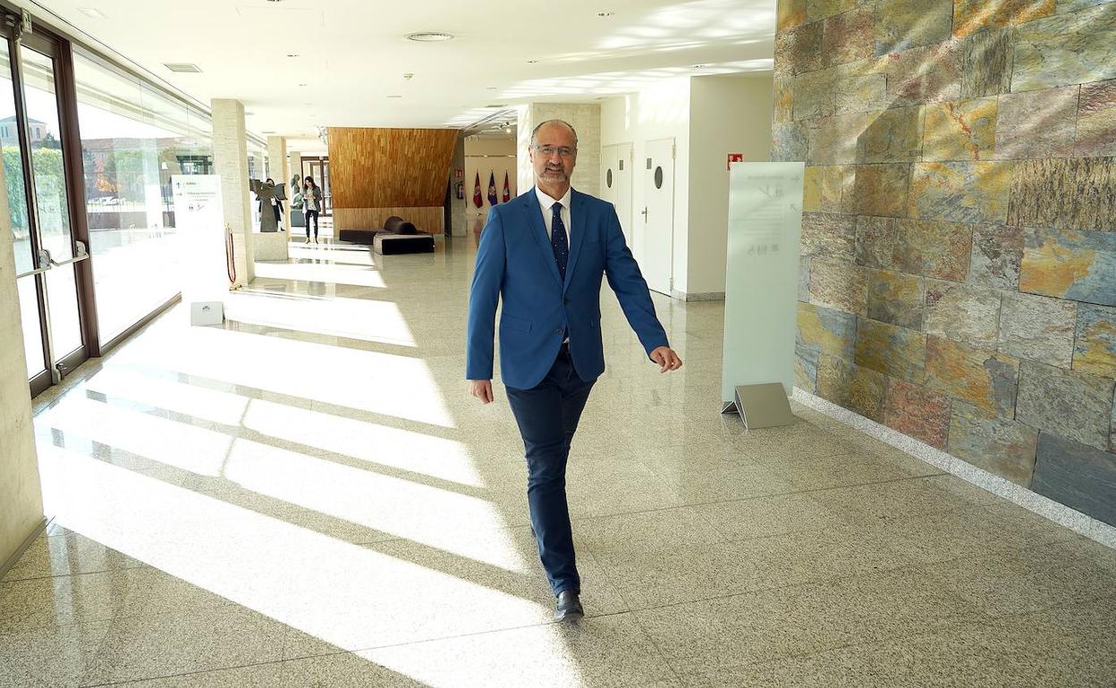 El presidente de las Cortes de Castilla y León, Luis Fuentes, ofrece una rueda de prensa para abordar diferentes medidas de transparencia y modernización de la institución. 