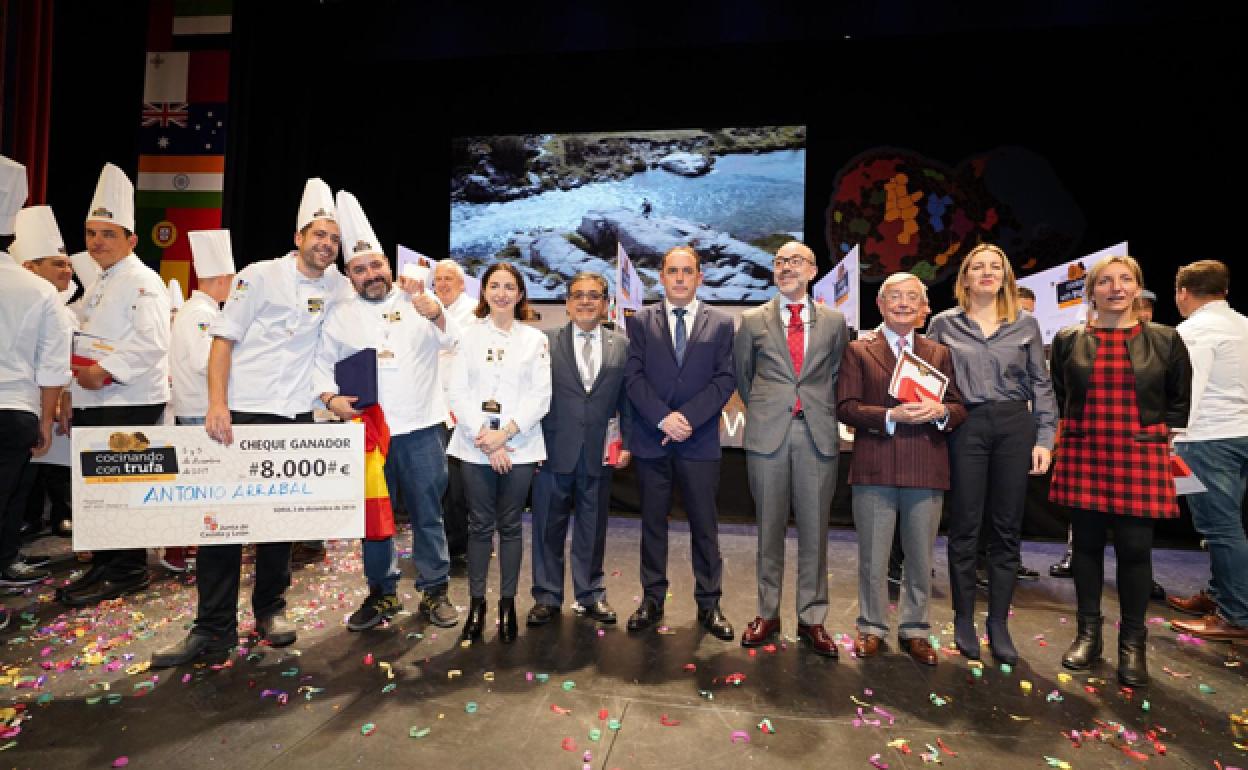 Andrande (izda.) y Arrabal, con el cheque de 8.000 euros, junto a otros participantes y organizadores. 