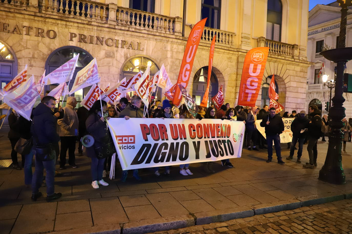 Un centenar de personas se manifiesta para renegociar el convenio del comercio en Burgos.