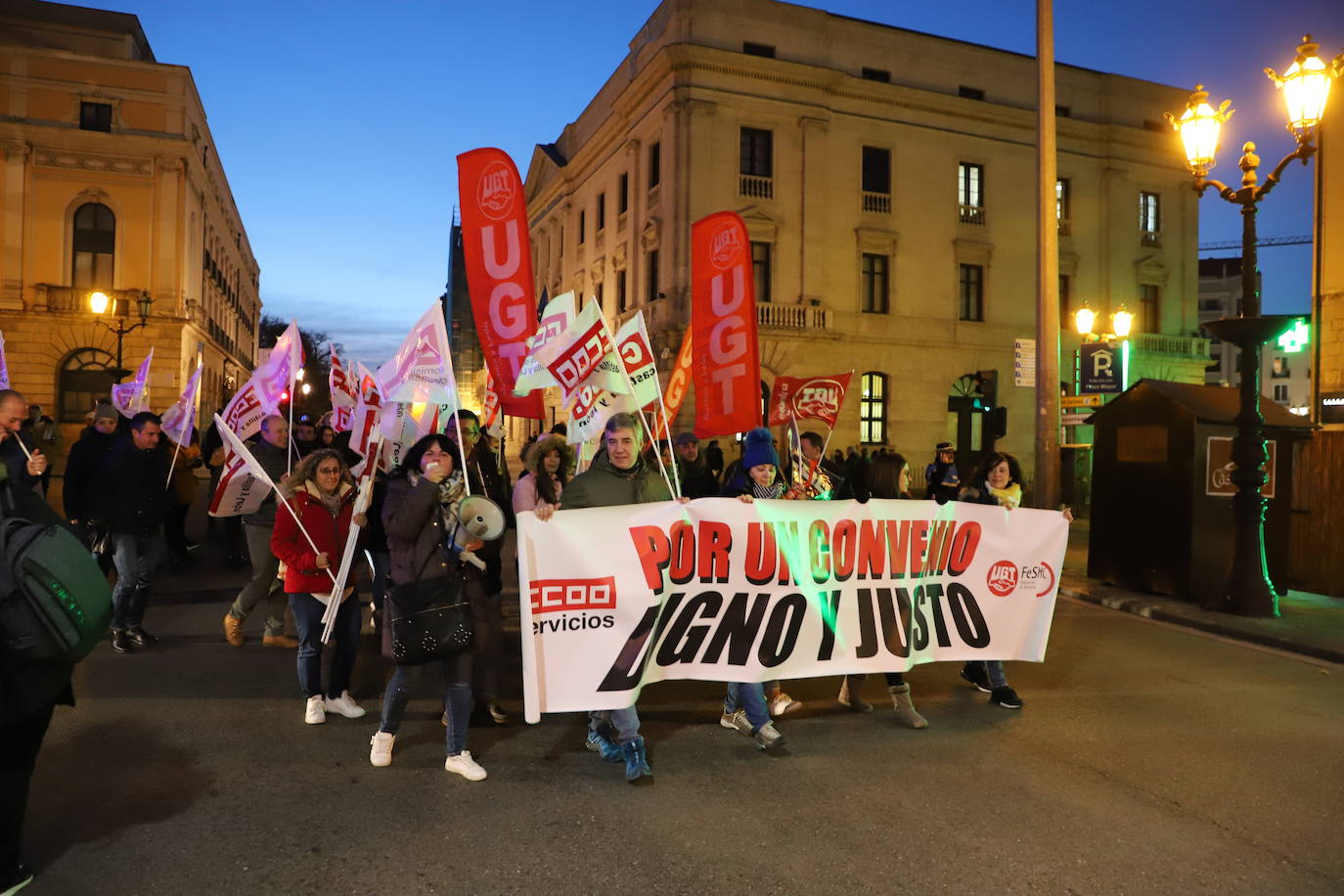 Un centenar de personas se manifiesta para renegociar el convenio del comercio en Burgos.