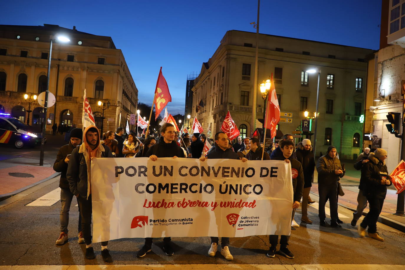 Un centenar de personas se manifiesta para renegociar el convenio del comercio en Burgos.