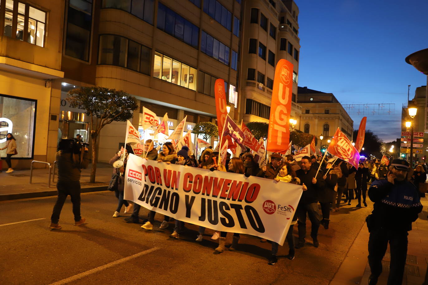 Un centenar de personas se manifiesta para renegociar el convenio del comercio en Burgos.