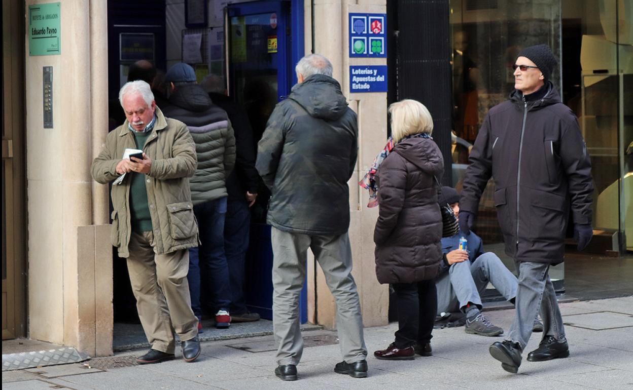 Las colas en las administraciones de lotería son habituales estos días