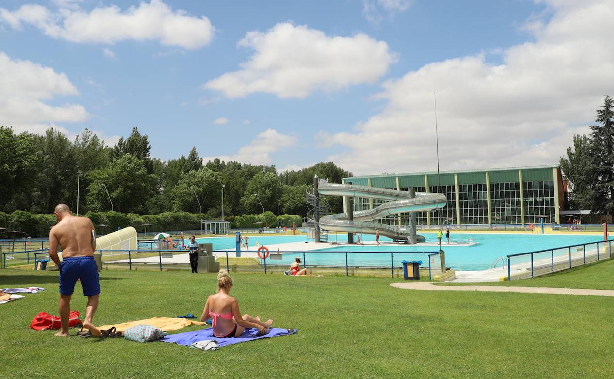 La piscina familiar de El Plantío lleva años perdiendo agua. 