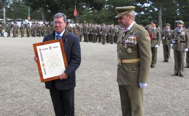 César Rico con el reconocimiento de 'Artillero de Honor'. 