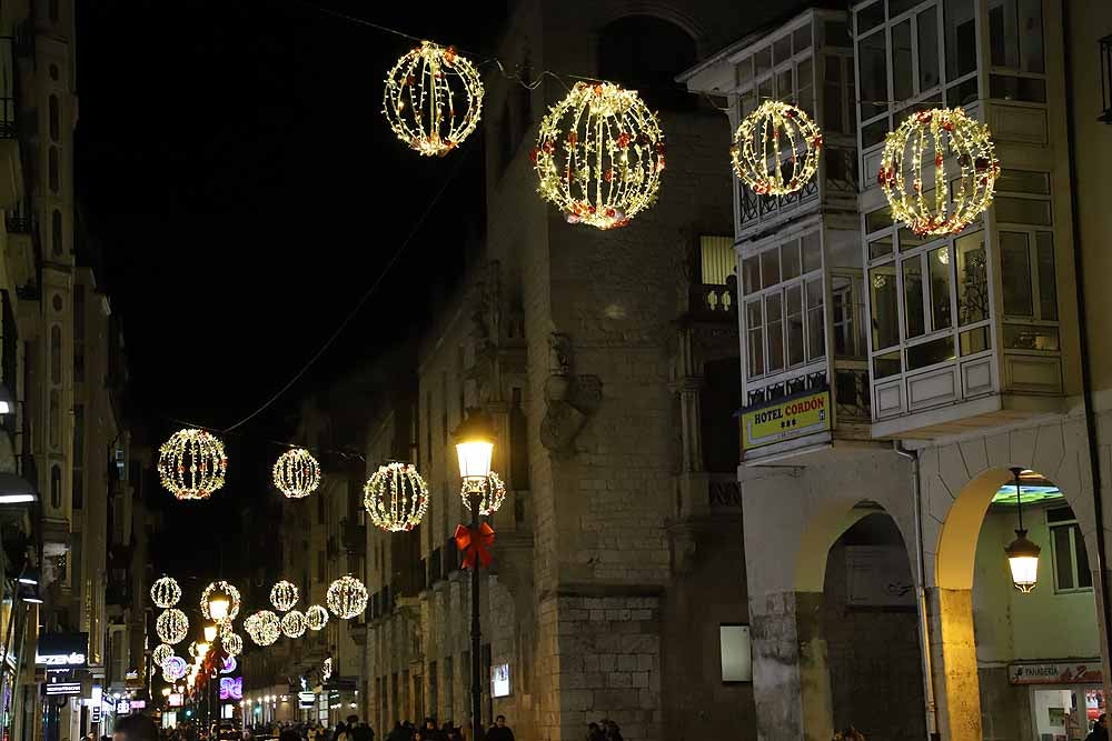 Fotos: Burgos da la bienvenidad a la Navidad con el encendido de su alumbrado