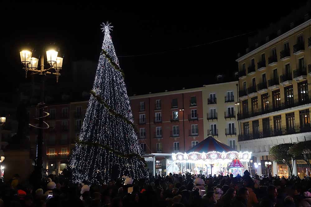 Fotos: Burgos da la bienvenidad a la Navidad con el encendido de su alumbrado