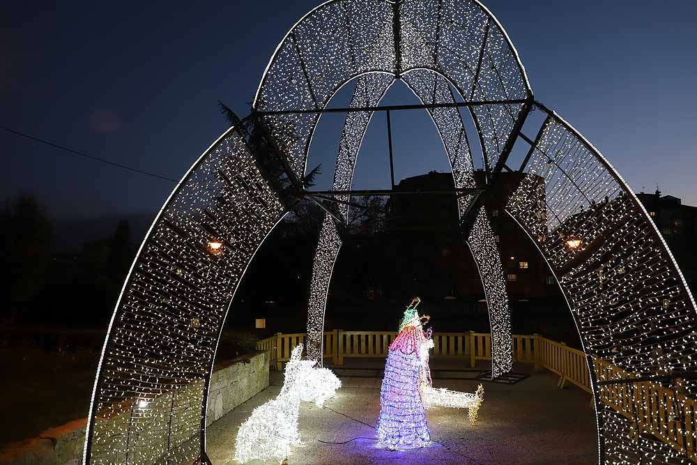 Fotos: Burgos da la bienvenidad a la Navidad con el encendido de su alumbrado