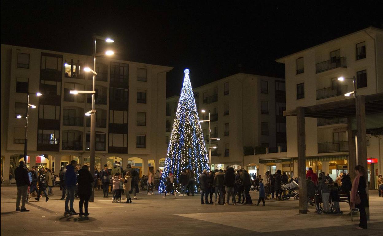 El árbol mide 9 metros y ha sido elaborado por el taller de empleados municipales