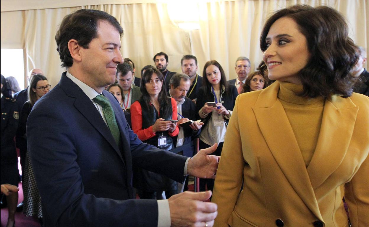 Alfonso Fernández Mañueco saluda a la presidenta de la Comunidad de Madrid, Isabel Díaz Ayuso en la recepción que con motivo del Día de la Constitución española organiza el Congreso de los Diputados.