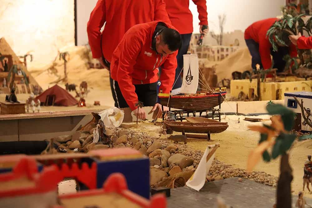 Fotos: Últimos retoques en el Belén Monumental de la Catedral de Burgos