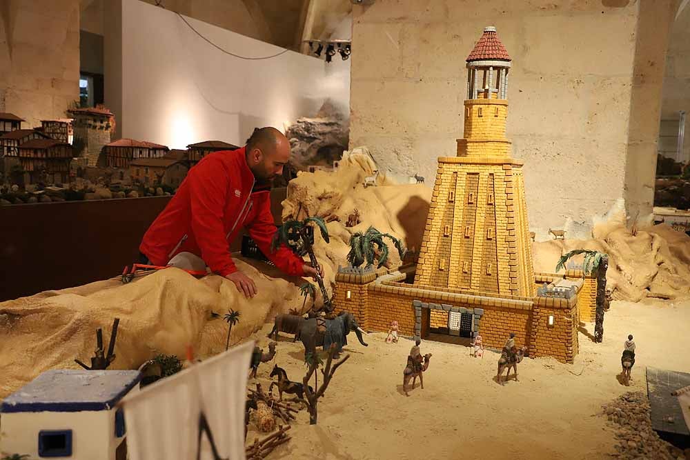 Fotos: Últimos retoques en el Belén Monumental de la Catedral de Burgos