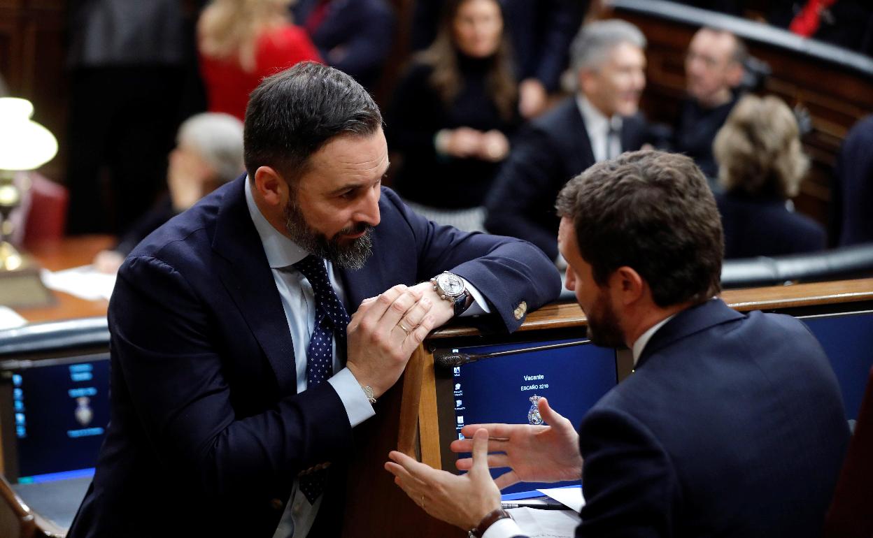 Abascal conversa con Casado en el escaño del presidente del PP el pasado 3 de diciembre durante la constitución del Congreso. 