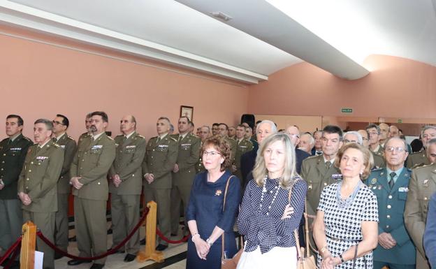 Imagen principal - El teniente coronel Pérez Fernández toma el mando de La Deportiva