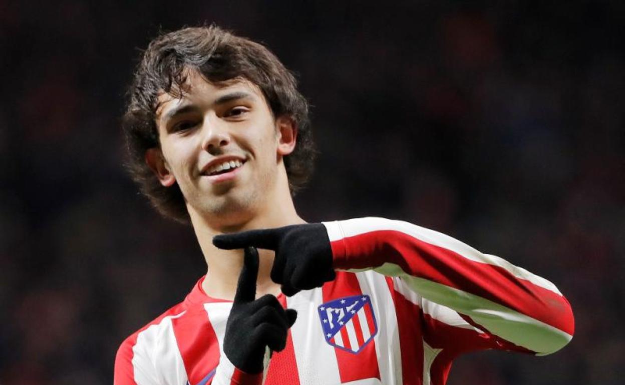 Joao Félix celebra su gol, de penalti, ante el Lokomotiv. 