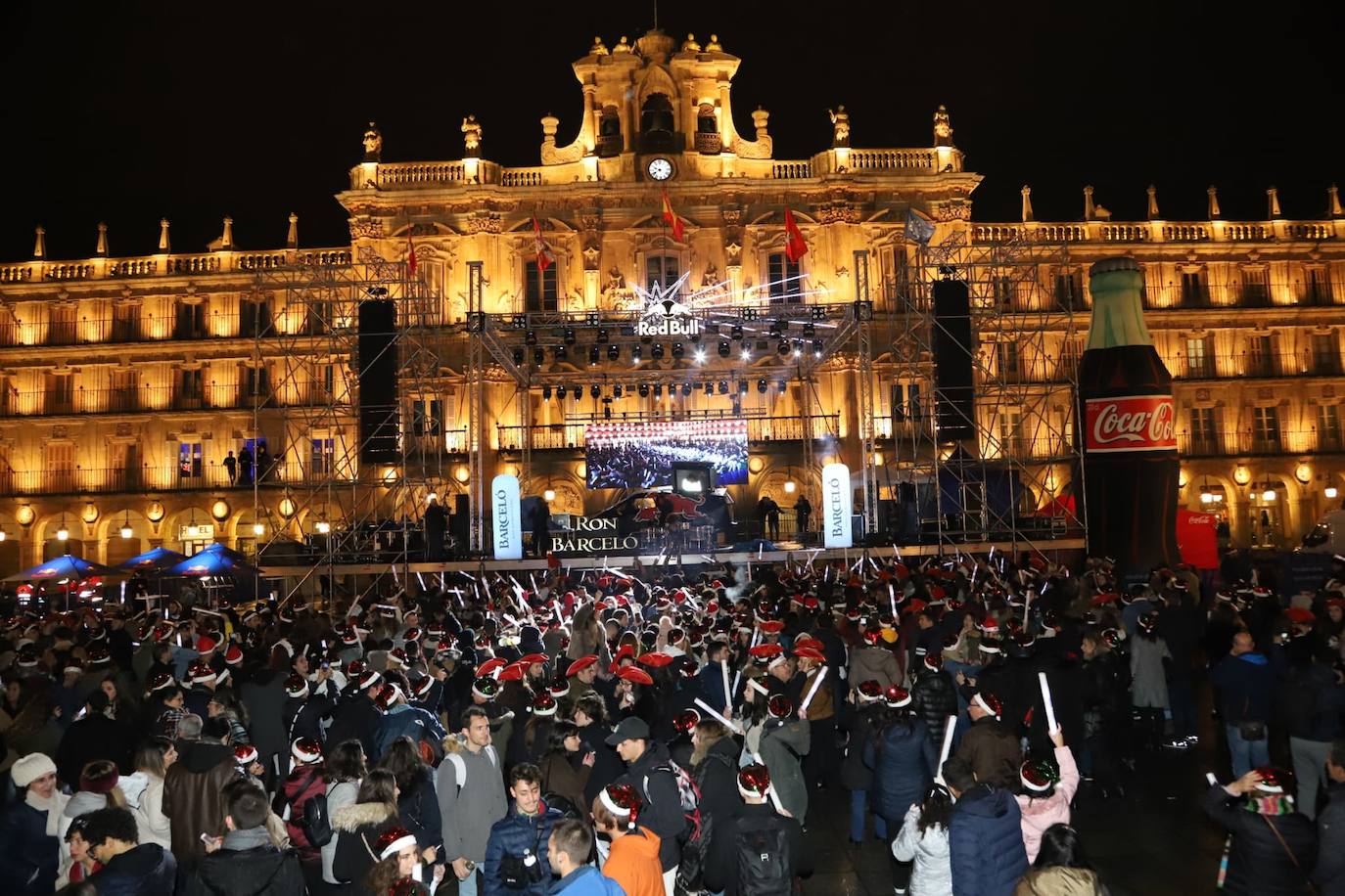 Estudiantes de toda España se reúnen en la ciudad para despedir anticipadamente el año 2019 con una macrofiesta en la Plaza Mayor de Salamanca. 