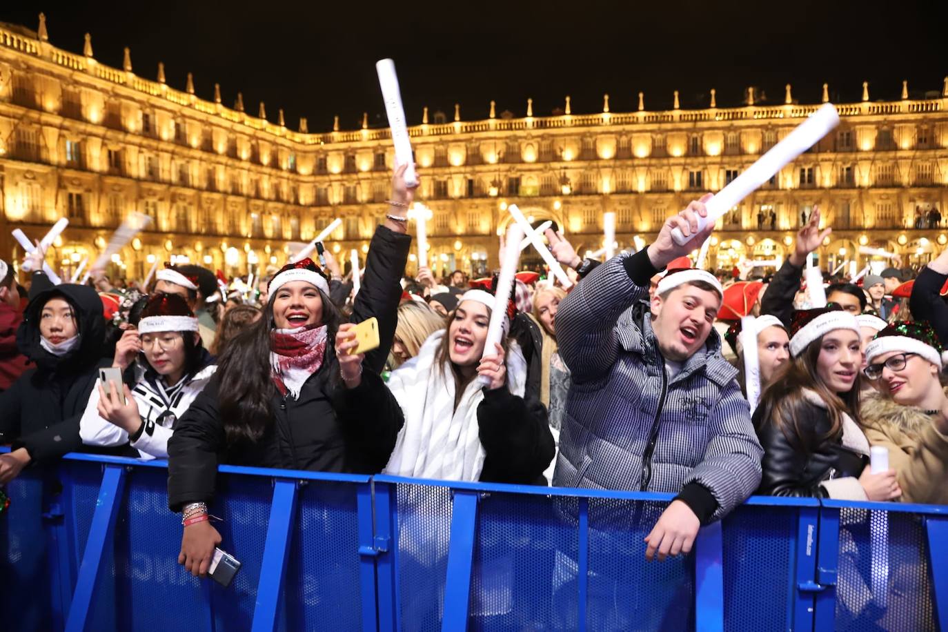 Estudiantes de toda España se reúnen en la ciudad para despedir anticipadamente el año 2019 con una macrofiesta en la Plaza Mayor de Salamanca. 