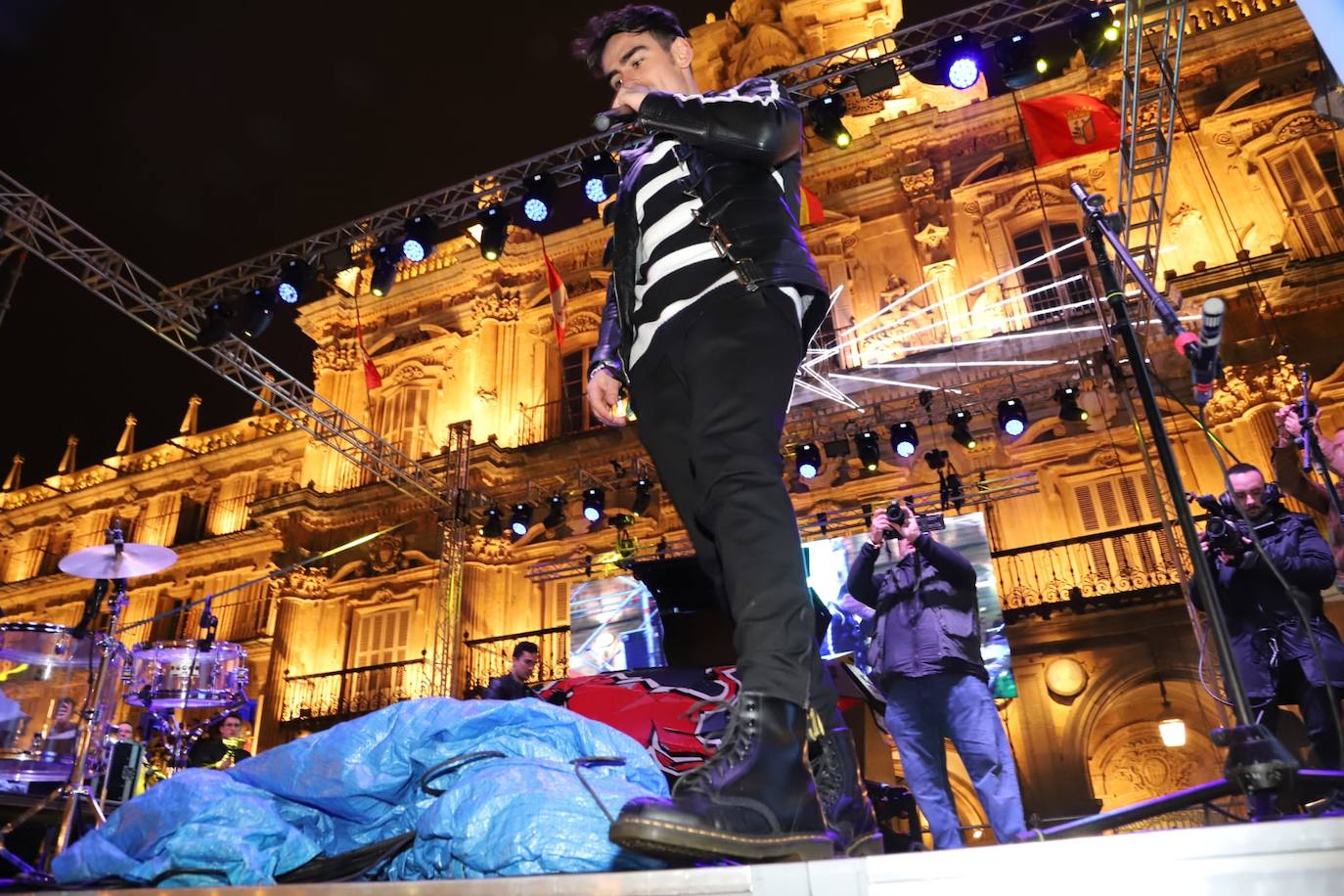 Estudiantes de toda España se reúnen en la ciudad para despedir anticipadamente el año 2019 con una macrofiesta en la Plaza Mayor de Salamanca. 