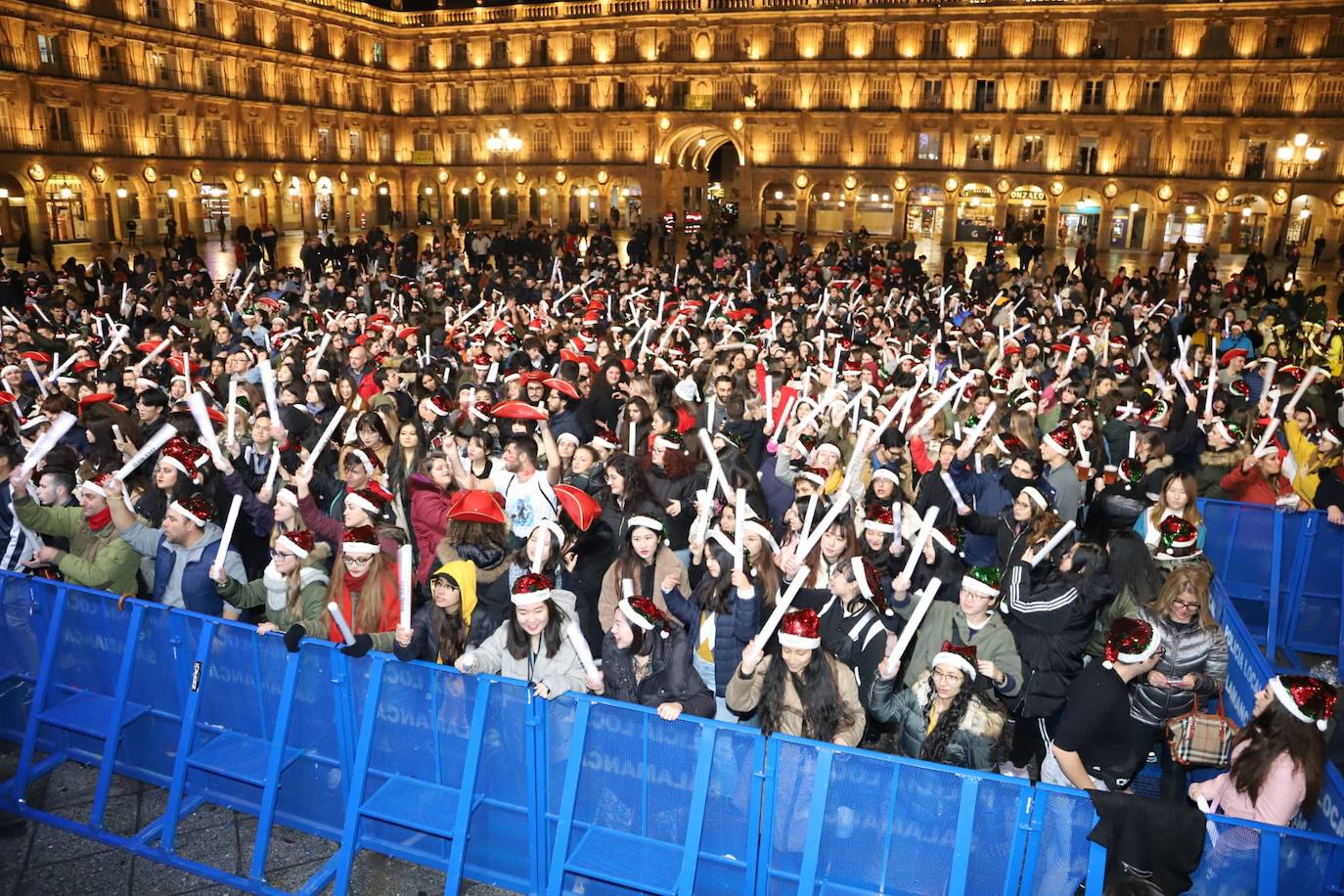 Estudiantes de toda España se reúnen en la ciudad para despedir anticipadamente el año 2019 con una macrofiesta en la Plaza Mayor de Salamanca. 