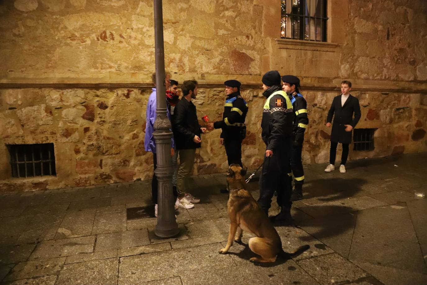 Estudiantes de toda España se reúnen en la ciudad para despedir anticipadamente el año 2019 con una macrofiesta en la Plaza Mayor de Salamanca. 