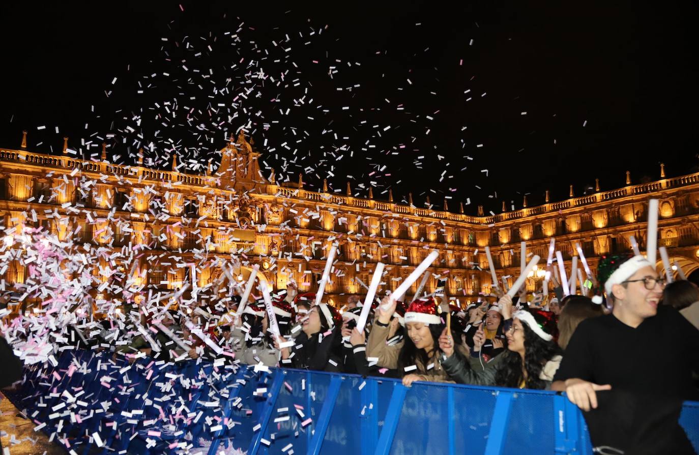 Estudiantes de toda España se reúnen en la ciudad para despedir anticipadamente el año 2019 con una macrofiesta en la Plaza Mayor de Salamanca. 